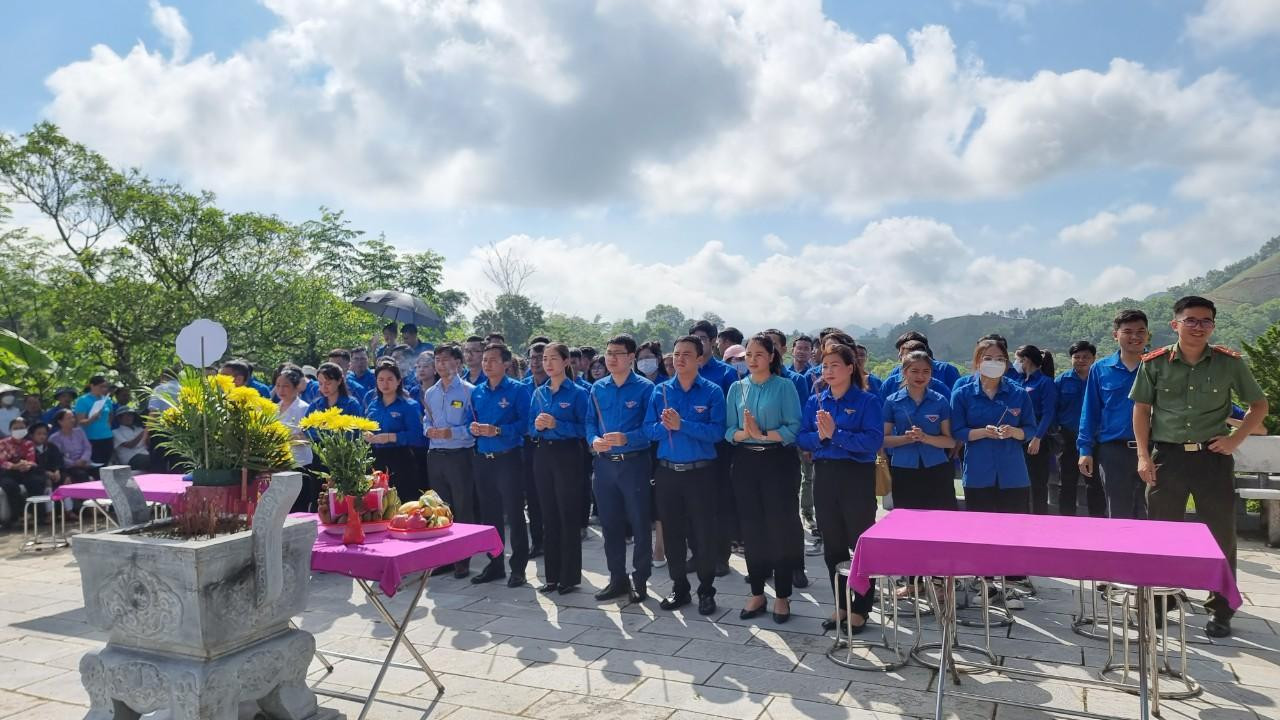 Các đại biểu đã ôn lại câu chuyện về những ngày đầu hoạt động của Trung ương Đoàn tại Bản Dõn, xã Minh Thanh (huyện Sơn Dương)