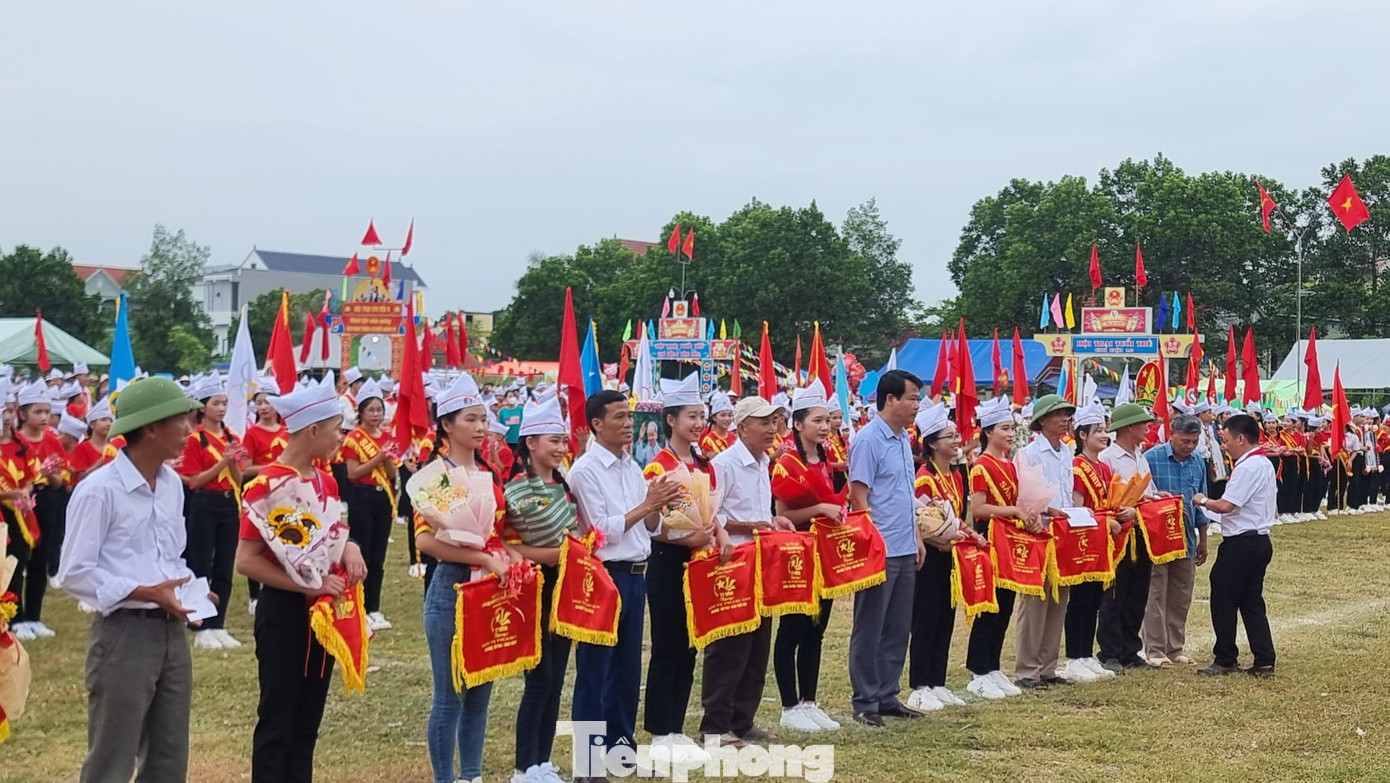 Lãnh đạo UBND xã Diễn Thái trao tặng cờ kỉ niệm cho các đội tham gia duyệt Nghi thức