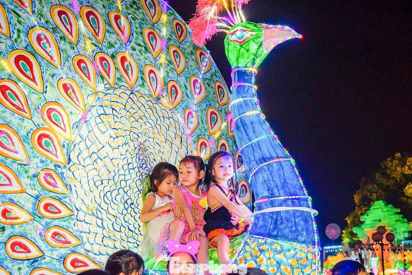 Các cháu nhỏ vô cùng thích thú khi được ngồi lên các mô hình đèn Trung thu Các cháu nhỏ vô cùng thích thú khi được ngồi lên các mô hình đèn Trung thu