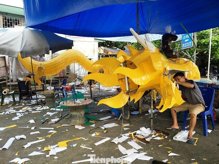 Anh Lê Hữu Thắng (35 tuổi, phường Tân Quang, thành phố Tuyên Quang) chia sẻ, không chỉ các cháu nhỏ mà người lớn như anh những ngày này cũng rất háo hức chờ đến ngày Trung thu để có dịp thiết kế, sáng tạo những chiếc đèn lung linh, đầy sắc màu. Anh Lê Hữu Thắng (35 tuổi, phường Tân Quang, thành phố Tuyên Quang) chia sẻ, không chỉ các cháu nhỏ mà người lớn như anh những ngày này cũng rất háo hức chờ đến ngày Trung thu để có dịp thiết kế, sáng tạo những chiếc đèn lung linh, đầy sắc màu.