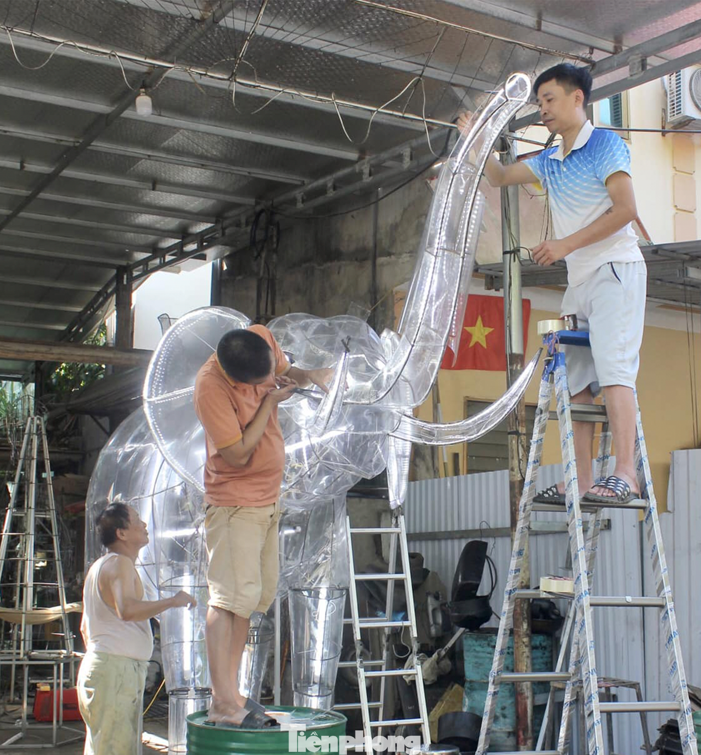 Anh Thắng cho biết, một mô hình đèn Trung thu từ khâu lên ý tưởng cho tới khi hoàn thiện trung bình sẽ mất khoảng 1 tháng. Để hoàn thiện tác phẩm, các "nghệ nhân" phải rất cầu kỳ, tỉ mỉ từng chi tiết nhỏ để chiếc đèn có thể toả sáng đẹp nhất trong đêm Trung thu. Anh Thắng cho biết, một mô hình đèn Trung thu từ khâu lên ý tưởng cho tới khi hoàn thiện trung bình sẽ mất khoảng 1 tháng. Để hoàn thiện tác phẩm, các "nghệ nhân" phải rất cầu kỳ, tỉ mỉ từng chi tiết nhỏ để chiếc đèn có thể toả sáng đẹp nhất trong đêm Trung thu.