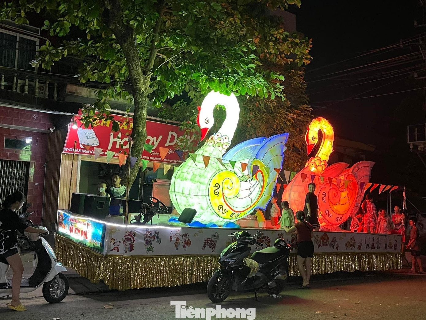 Sau khi các mô hình hoàn thiện, người dân sẽ được đặt lên chiếc xe dài để biểu diễn trên các tuyến phố trên địa bàn. Sau khi các mô hình hoàn thiện, người dân sẽ được đặt lên chiếc xe dài để biểu diễn trên các tuyến phố trên địa bàn.