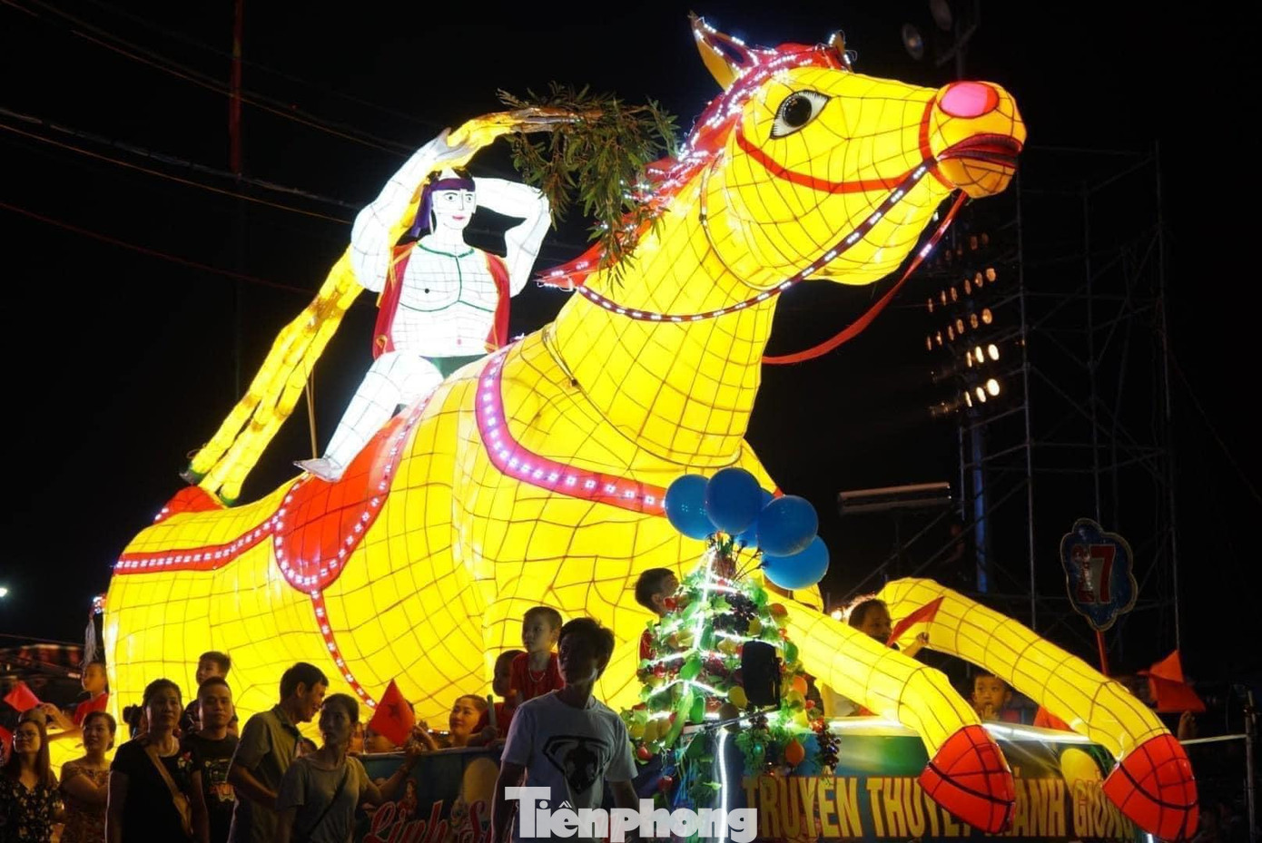 Được tổ chức vào dịp Trung Thu hàng năm, "Lễ hội Thành Tuyên" được coi là lễ hội độc đáo nhất đối với người dân thành phố Tuyên Quang. Điểm nhấn của lễ hội là thiết kế những mô hình đèn Trung thu lấy cảm hứng từ những câu chuyện cổ tích, những truyền thuyết dân gian hay những nhân vật lịch sử gắn với đời sống, lao động sản xuất của người dân. Được tổ chức vào dịp Trung Thu hàng năm, "Lễ hội Thành Tuyên" được coi là lễ hội độc đáo nhất đối với người dân thành phố Tuyên Quang. Điểm nhấn của lễ hội là thiết kế những mô hình đèn Trung thu lấy cảm hứng từ những câu chuyện cổ tích, những truyền thuyết dân gian hay những nhân vật lịch sử gắn với đời sống, lao động sản xuất của người dân.