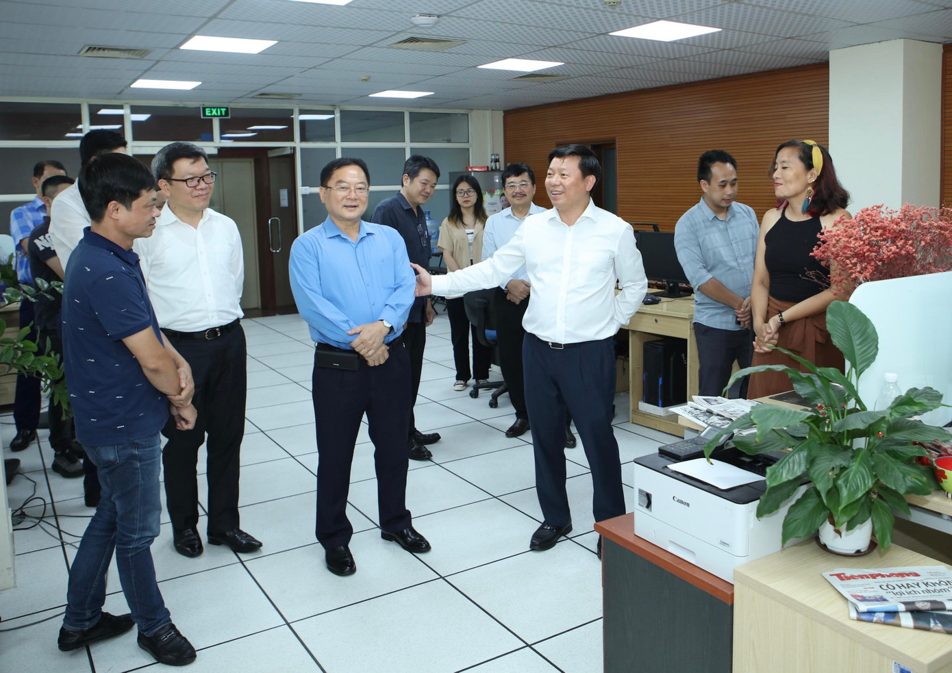 Phó Trưởng ban Tuyên giáo Trung ương Trần Thanh Lâm chúc mừng báo Tiền Phong đã có nhiều thay đổi trong thời gian qua. Ảnh: Như Ý Phó Trưởng ban Tuyên giáo Trung ương Trần Thanh Lâm chúc mừng báo Tiền Phong đã có nhiều thay đổi trong thời gian qua. Ảnh: Như Ý