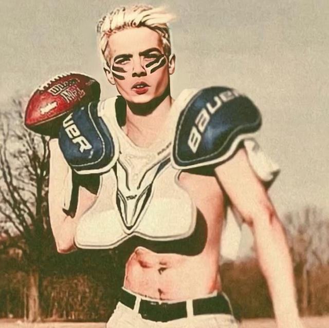 Vẻ ngoài trước khi "dao kéo" của Saint Von Colucci khiến anh tự ti vì không nhận được nhiều vai diễn tại Hàn Quốc. Vẻ ngoài trước khi "dao kéo" của Saint Von Colucci khiến anh tự ti vì không nhận được nhiều vai diễn tại Hàn Quốc.