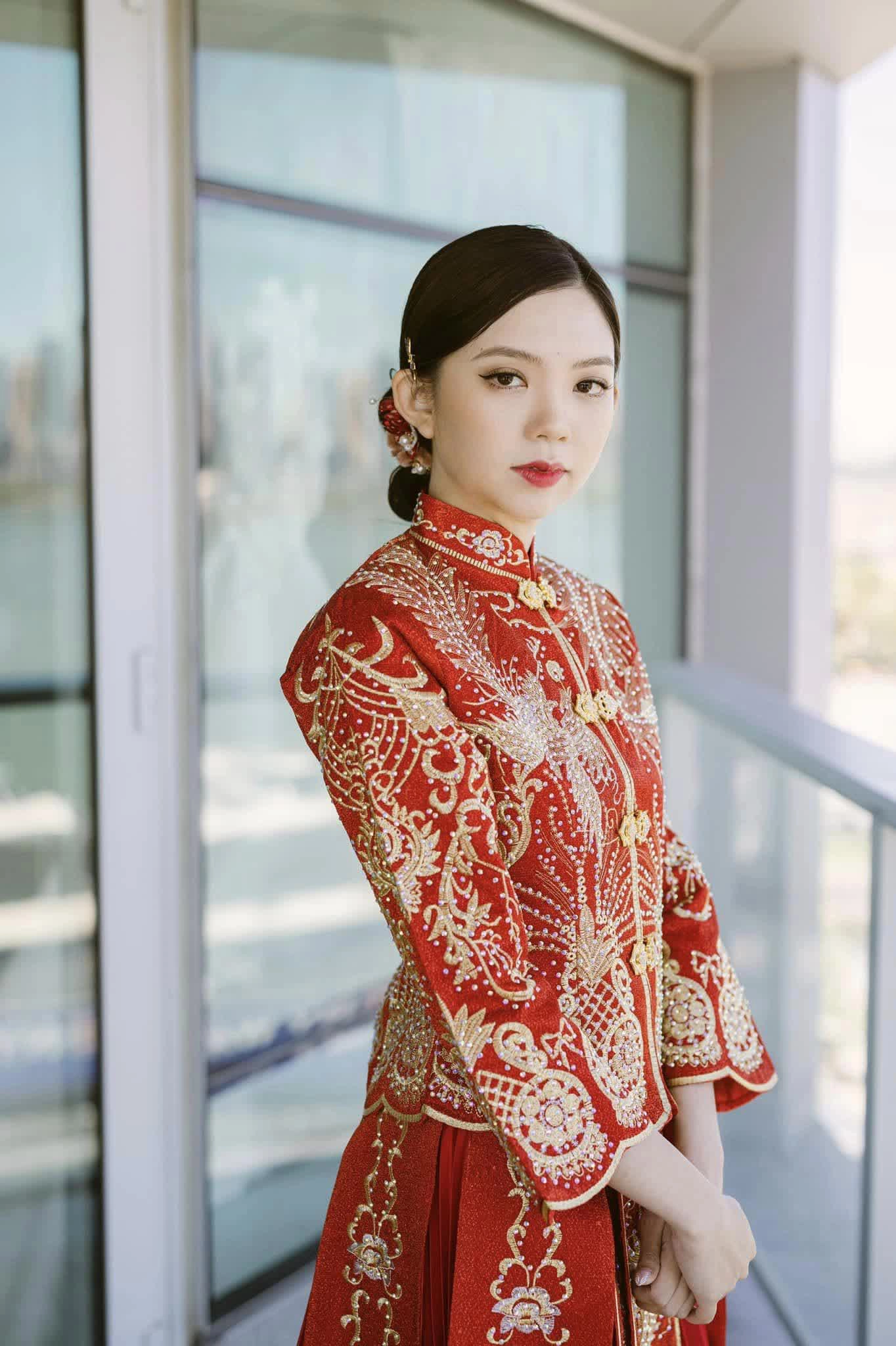 Vì chồng là người gốc Hoa nên Tuyết Nhi cũng chuẩn bị thêm trang phục truyền thống của dân tộc này. Vì chồng là người gốc Hoa nên Tuyết Nhi cũng chuẩn bị thêm trang phục truyền thống của dân tộc này.