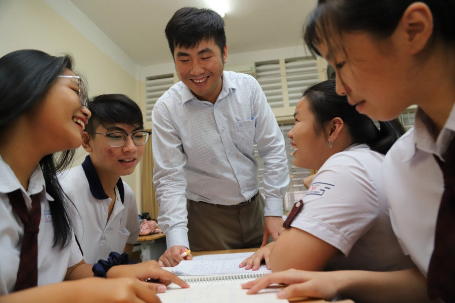 Thầy Duy đánh giá đề Văn năm nay tiếp tục phát huy tính gợi mở, sáng tạo. Đề giàu sức gợi và gần gũi với tâm lí của học sinh, sẽ chạm được vào tâm tư của nhiều bạn, khơi gợi các bạn trả lòng trên trang viết. Ảnh: Như Hùng. Thầy Duy đánh giá đề Văn năm nay tiếp tục phát huy tính gợi mở, sáng tạo. Đề giàu sức gợi và gần gũi với tâm lí của học sinh, sẽ chạm được vào tâm tư của nhiều bạn, khơi gợi các bạn trả lòng trên trang viết. Ảnh: Như Hùng.