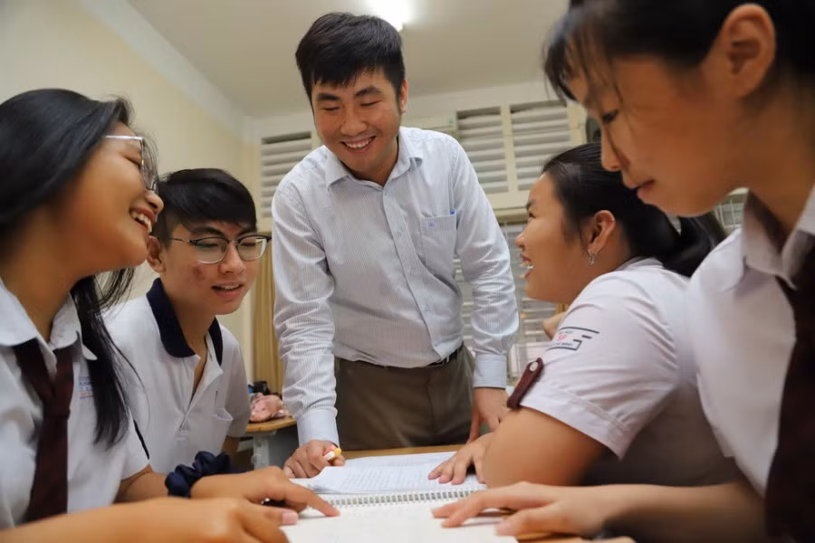 Thầy Duy đánh giá đề Văn năm nay tiếp tục phát huy tính gợi mở, sáng tạo. Đề giàu sức gợi và gần gũi với tâm lí của học sinh, sẽ chạm được vào tâm tư của nhiều bạn, khơi gợi các bạn trả lòng trên trang viết. Ảnh: Như Hùng. Thầy Duy đánh giá đề Văn năm nay tiếp tục phát huy tính gợi mở, sáng tạo. Đề giàu sức gợi và gần gũi với tâm lí của học sinh, sẽ chạm được vào tâm tư của nhiều bạn, khơi gợi các bạn trả lòng trên trang viết. Ảnh: Như Hùng.