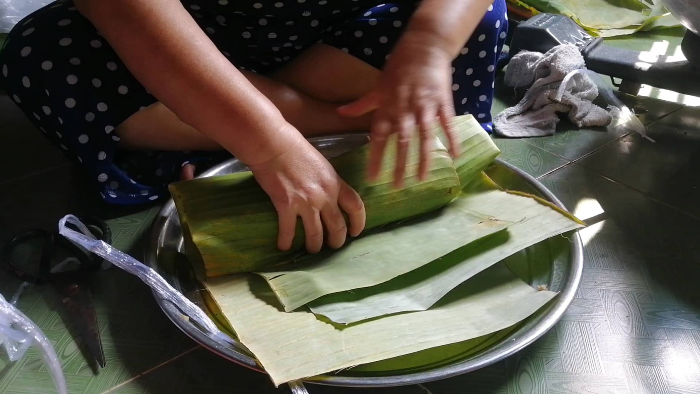 Khoảnh khắc tất bật gói chả thoăn thoắt của mẹ Trúc Anh. Ảnh: NVCC Khoảnh khắc tất bật gói chả thoăn thoắt của mẹ Trúc Anh. Ảnh: NVCC