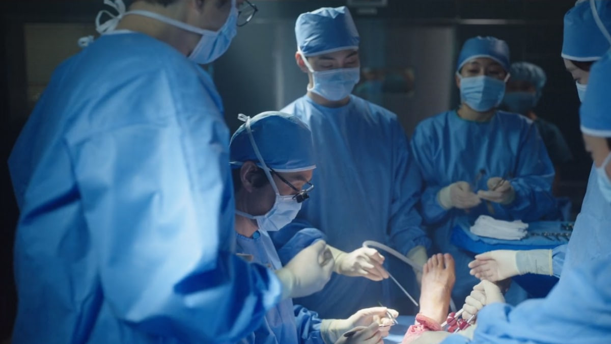 Ca phẫu thuật mạo hiểm đã cứu sống nam vận động viên, không như trailer đã tiết lộ. Ca phẫu thuật mạo hiểm đã cứu sống nam vận động viên, không như trailer đã tiết lộ.