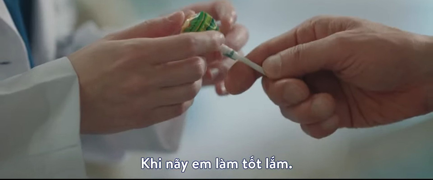 Cô nàng còn nhận được kẹo và lời khen của sư phụ Kim vì kỹ thuật "lên tay". Cô nàng còn nhận được kẹo và lời khen của sư phụ Kim vì kỹ thuật "lên tay".