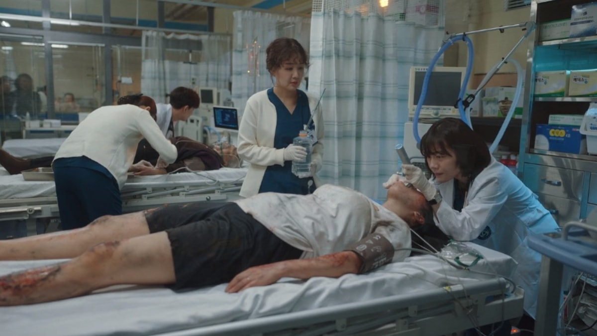 Yoon Ah Reum đã phải thực hiện ca cấp cứu một mình. Yoon Ah Reum đã phải thực hiện ca cấp cứu một mình.