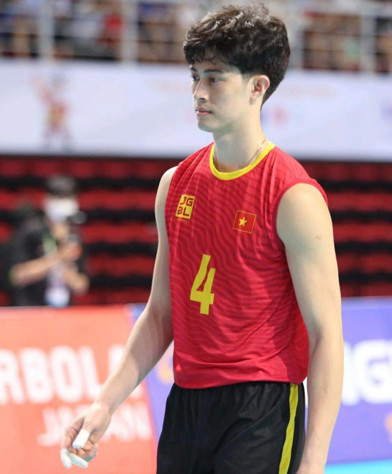 Dù là trang phục thi đấu hay trang phục đời thường, Trọng Nghĩa đều toát lên sức hút đặc biệt. Ảnh: Vietnamnet.