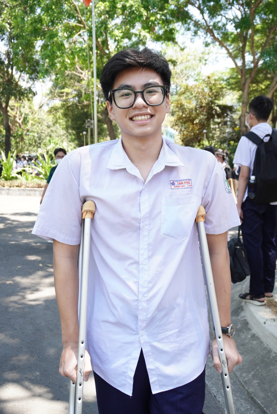 Hoàng Anh vẫn cố gắng hoàn thành bài thi dù vừa trải qua phẫu thuật dây chằng. Ảnh: Khắc Hiếu - Thu Trang.