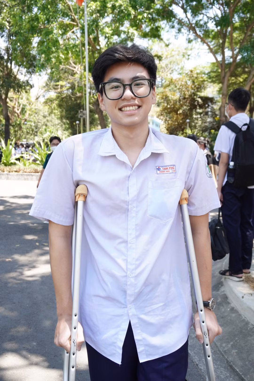 Hoàng Anh vẫn cố gắng hoàn thành bài thi dù vừa trải qua phẫu thuật dây chằng. Ảnh: Khắc Hiếu - Thu Trang.