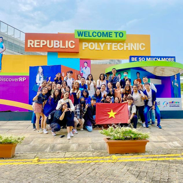 Hoàng Ca (hàng 2 từ trên xuống, thứ 2 từ trái qua) dành thời gian cho những hoạt động có thể hỗ trợ vào mục tiêu cho tương lai. Hoàng Ca (hàng 2 từ trên xuống, thứ 2 từ trái qua) dành thời gian cho những hoạt động có thể hỗ trợ vào mục tiêu cho tương lai.