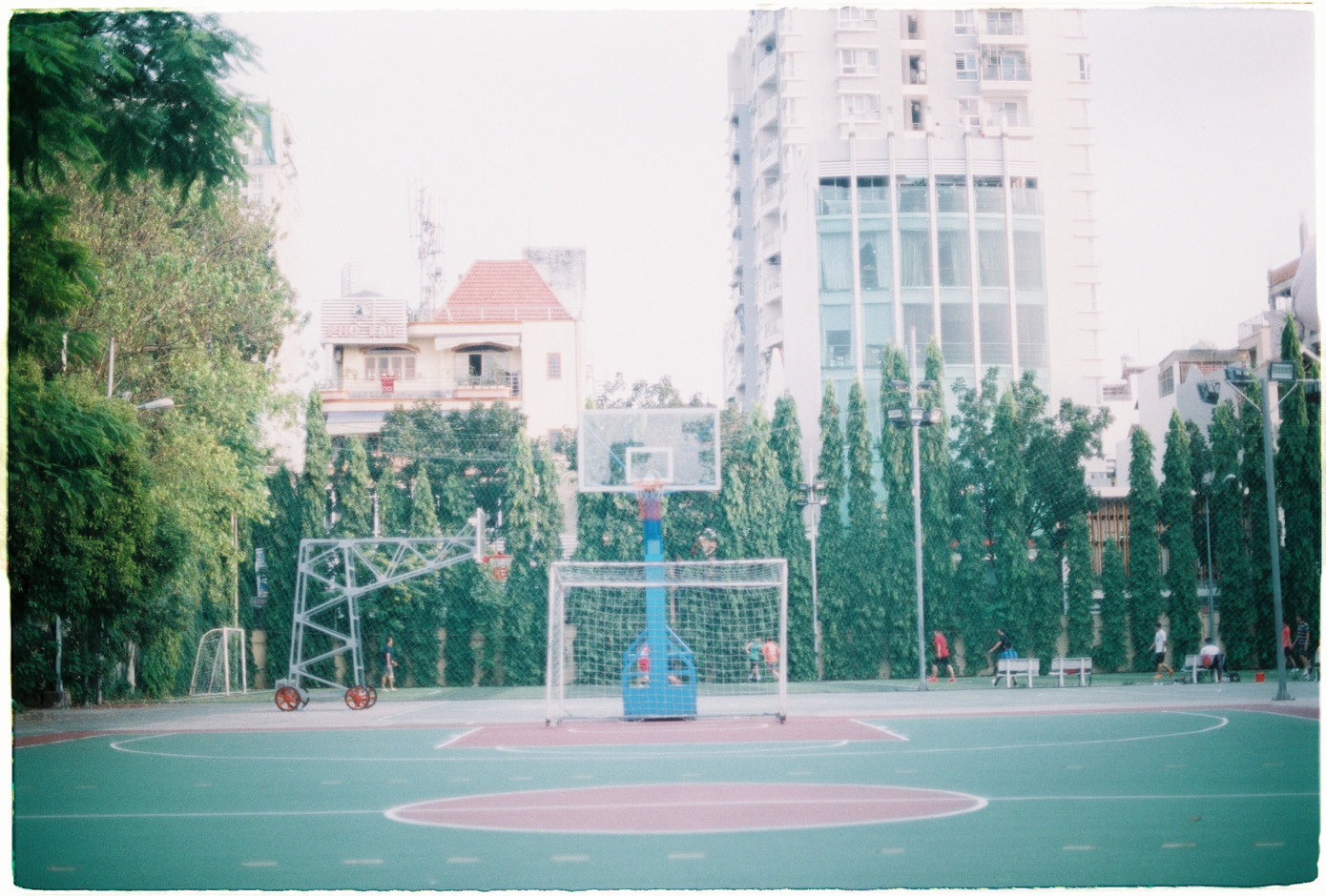 Sân bóng rổ cũ từng là bối cảnh cho rất nhiều bộ ảnh, đoạn phim thanh xuân học đường. Sân bóng rổ cũ từng là bối cảnh cho rất nhiều bộ ảnh, đoạn phim thanh xuân học đường.