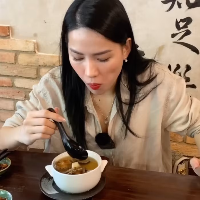 Món súp khiến Hà Linh "chê" thẳng tay vì hải sản không tươi, thậm chí là đồ đông lạnh.