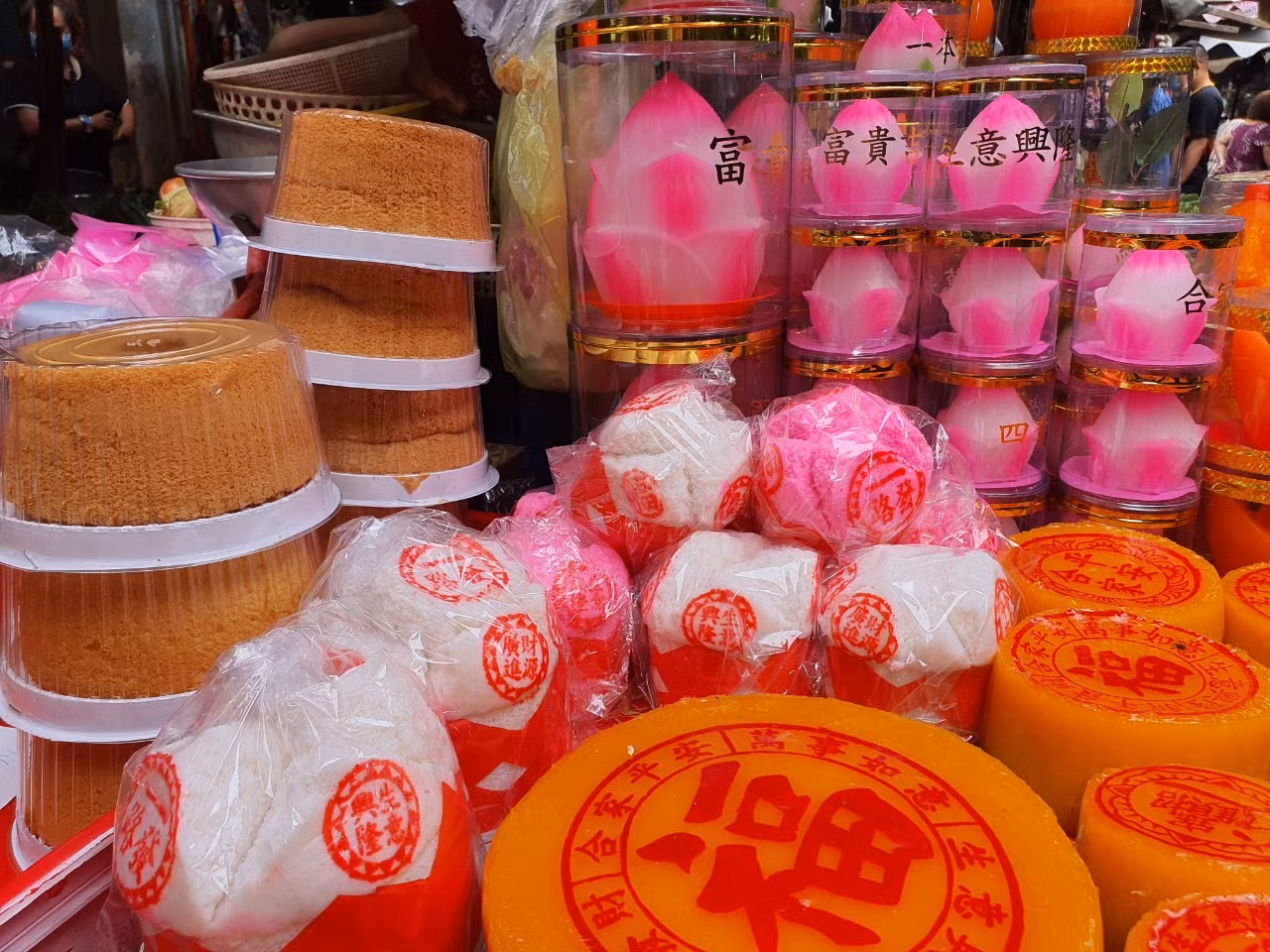 “Nian gao” đồng âm với “niên cao” nhưng khác nghĩa, ăn “nian gao” ngụ ý cho việc phát triển bản thân trong năm mới, có nhiều điều tốt đẹp, suôn sẻ qua năm mới.