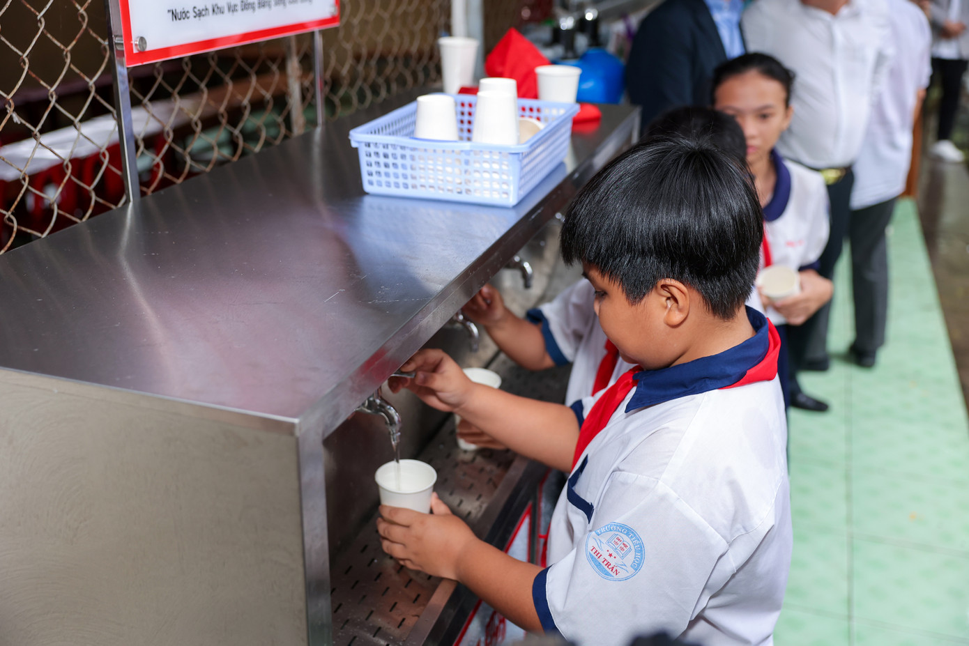 10 trường học tại huyện Châu Thành (Bến Tre) đã được hỗ trợ lắp đặt hệ thống lọc nước sạch uống trực tiếp.