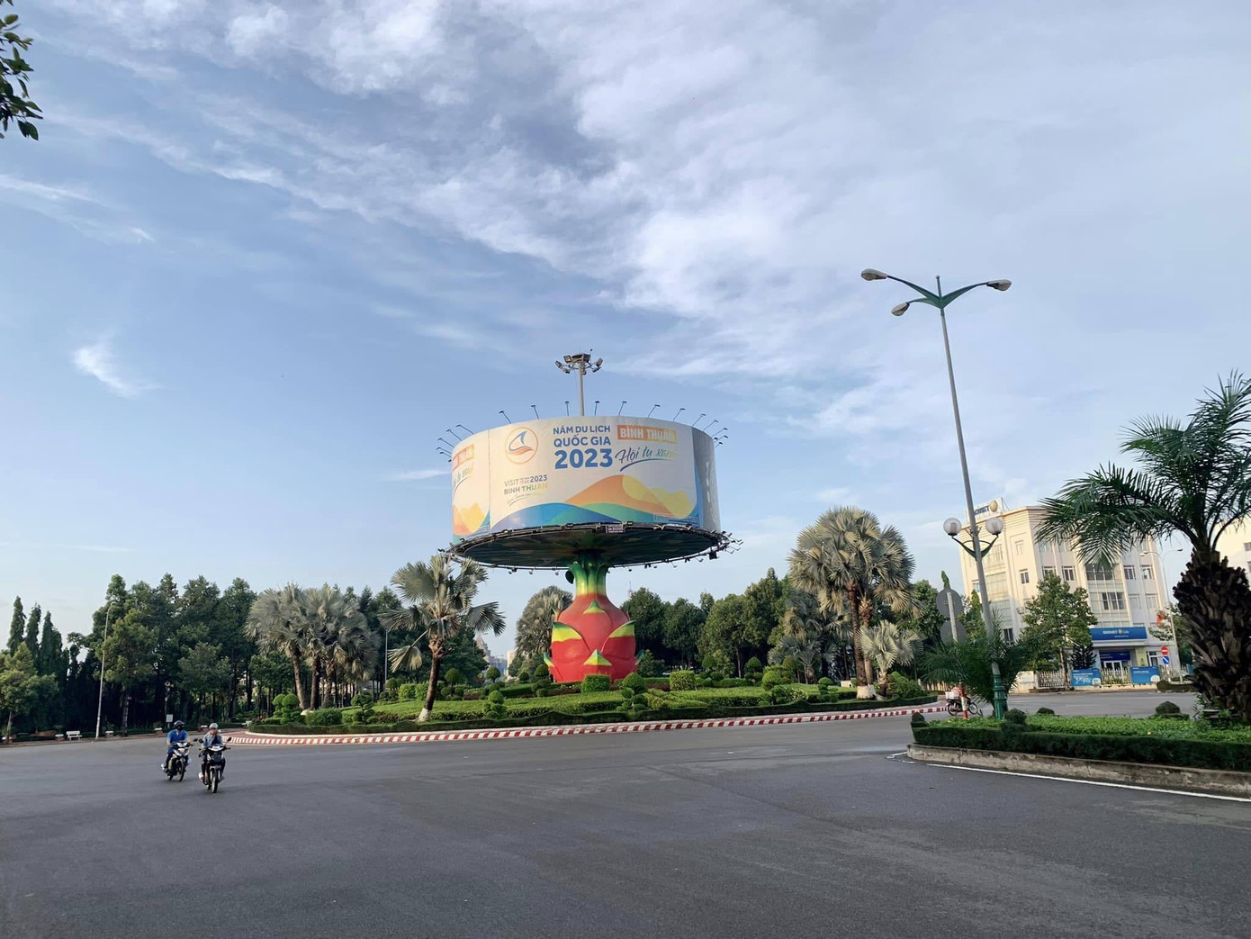 Hình ảnh thanh long tại một bùng binh ở Phan Thiết cũng nhanh chóng nhận được sự chú ý, nhận về hàng trăm lượt "haha". Hình ảnh thanh long tại một bùng binh ở Phan Thiết cũng nhanh chóng nhận được sự chú ý, nhận về hàng trăm lượt "haha".