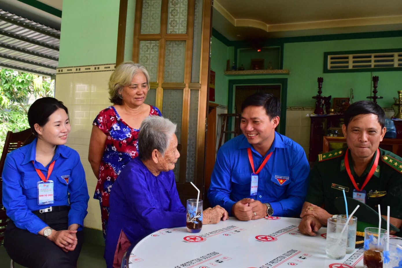 Hoạt động thăm hỏi, tặng quà các mẹ Việt Nam anh hùng, gia đình chính sách. Hoạt động thăm hỏi, tặng quà các mẹ Việt Nam anh hùng, gia đình chính sách.