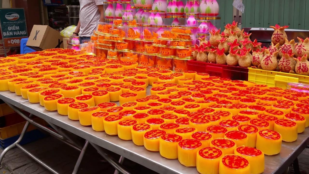 Bánh tổ không thể thiếu trong dịp đón năm mới của người Hoa. Bánh tổ không thể thiếu trong dịp đón năm mới của người Hoa.