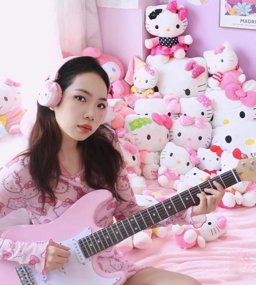 “Chấp niệm” của Tú Nghi mang tên Hello Kitty. Ảnh: @traafntusnghi. “Chấp niệm” của Tú Nghi mang tên Hello Kitty. Ảnh: @traafntusnghi.