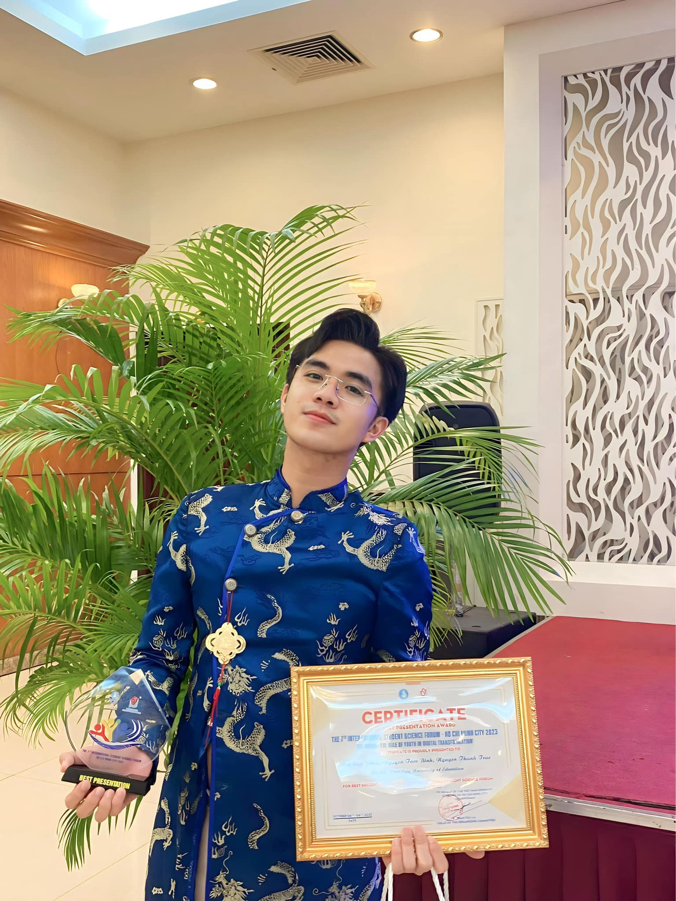 Võ Lập Phúc khiến netizen "ngả mũ" vì vừa học giỏi, vừa hoạt động Đoàn - Hội năng nổ.