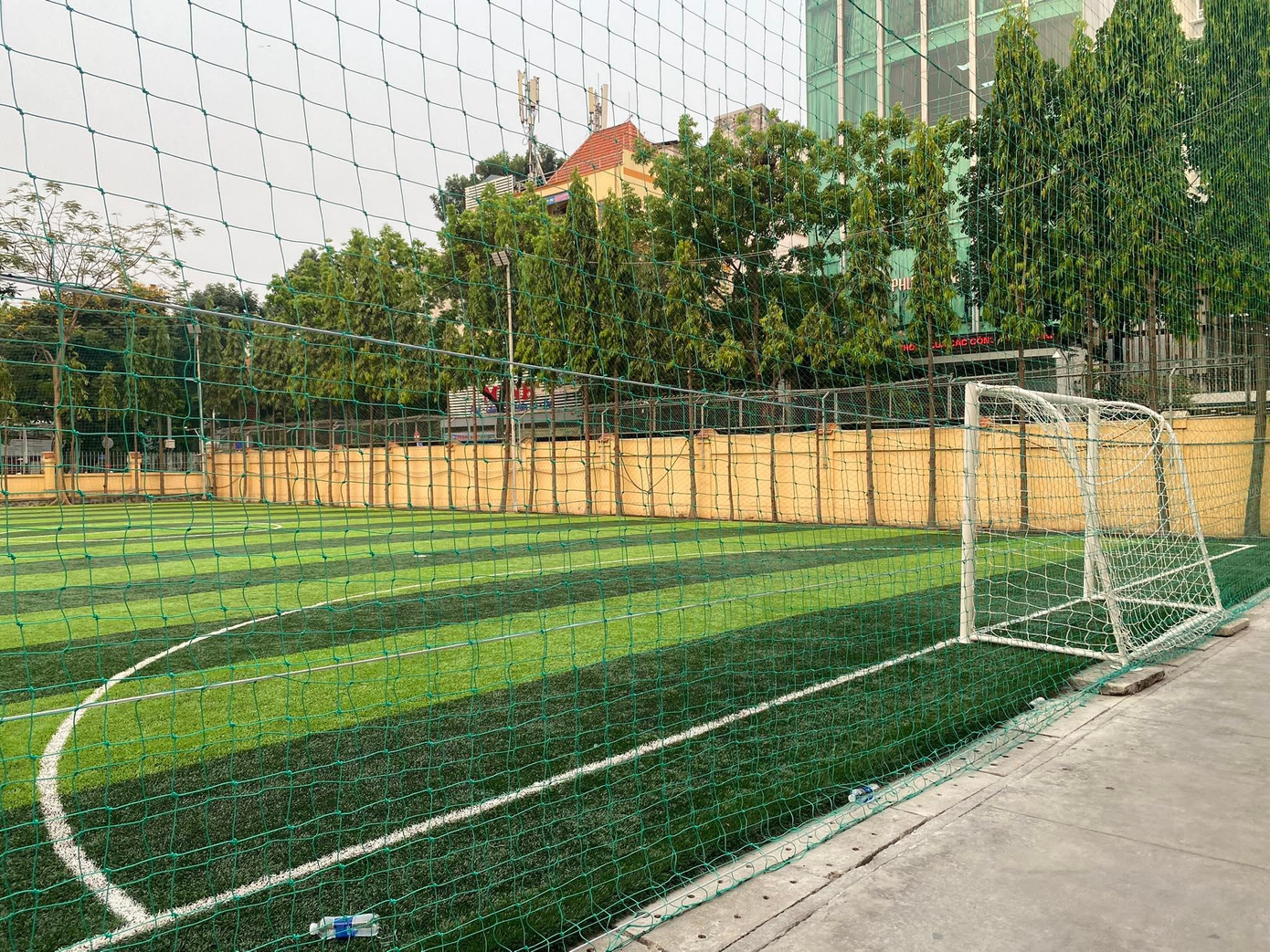 Sân bóng đã được thay một lớp cỏ mới, hứa hẹn sẽ là điểm nóng khi được đưa vào sử dụng. Sân bóng đã được thay một lớp cỏ mới, hứa hẹn sẽ là điểm nóng khi được đưa vào sử dụng.