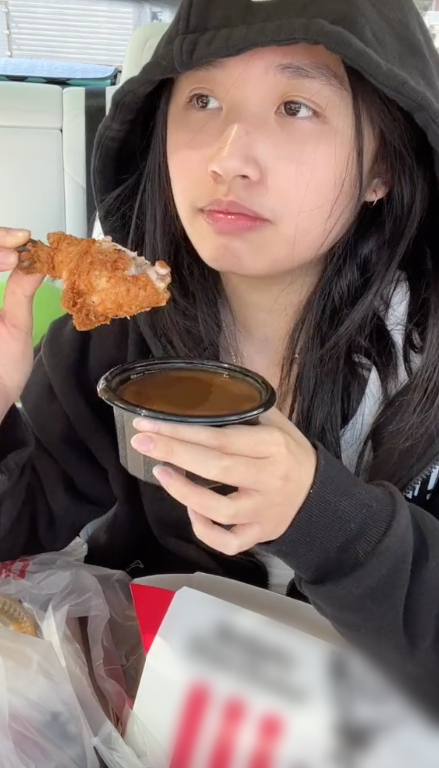 Video gần đây của Jenny khiến nhiều người theo dõi lo lắng về tình trạng sức khỏe cá nhân.