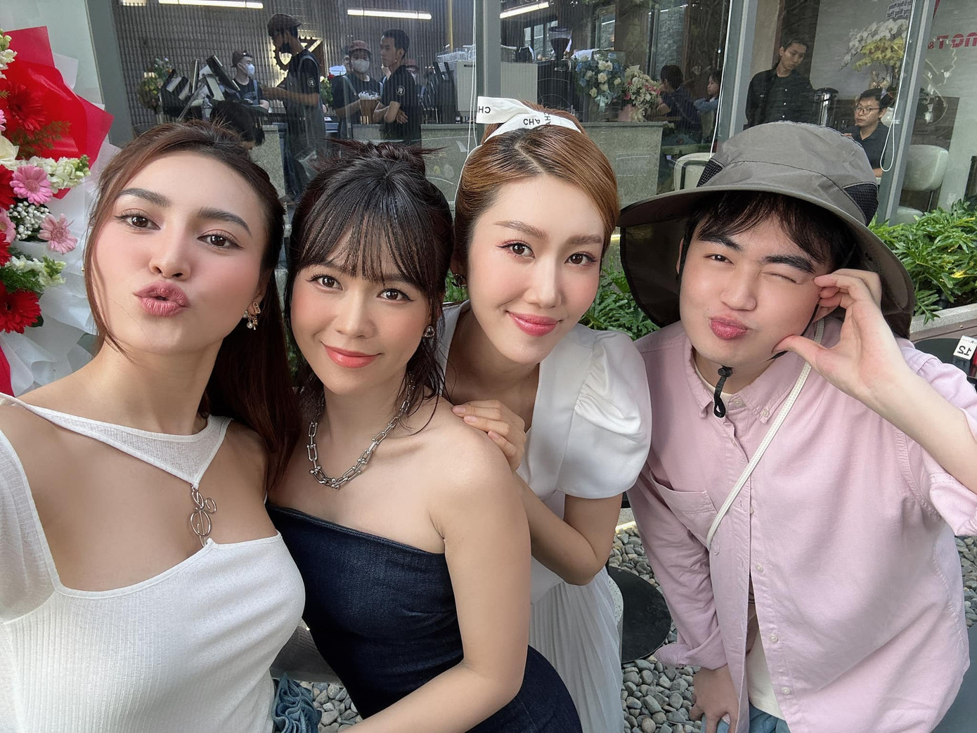 Tina Thảo Thi và series &quot;Review Idol&quot; đã nhận về triệu lượt xem.