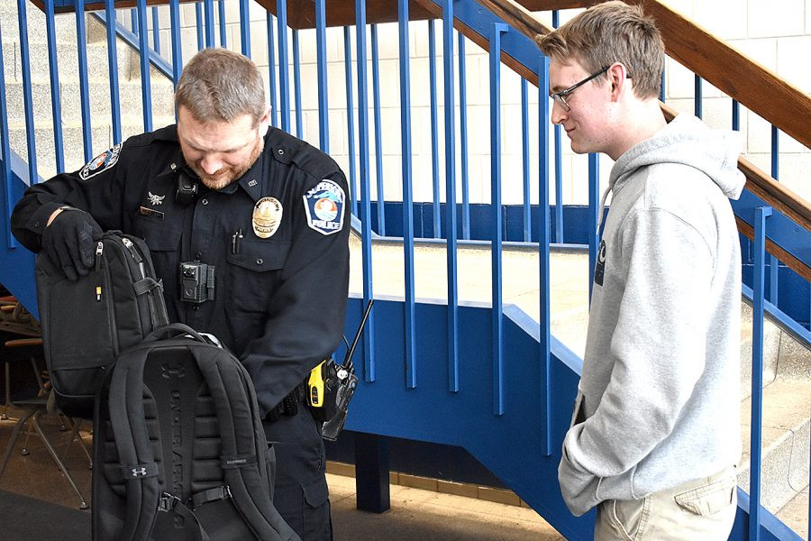 Theo luật pháp Việt Nam cũng như nhiều nước trên thế giới, việc kiểm tra tư trang phải được thực hiện bởi người có thẩm quyền như cán bộ công an địa phương với phương án và kế hoạch phù hợp với quy định pháp luật chứ không phải thầy cô giáo hay nhân viên nhà trường. Ảnh: Internet. Theo luật pháp Việt Nam cũng như nhiều nước trên thế giới, việc kiểm tra tư trang phải được thực hiện bởi người có thẩm quyền như cán bộ công an địa phương với phương án và kế hoạch phù hợp với quy định pháp luật chứ không phải thầy cô giáo hay nhân viên nhà trường. Ảnh: Internet.