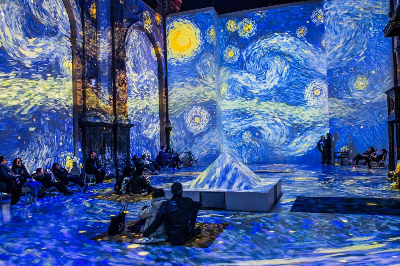 Căn phòng Immersive là không gian cho màn trình diễn sự thay đổi về nghệ thuật của Van Gogh qua từng thời kỳ.