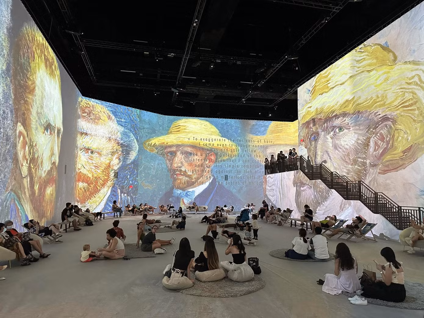 Căn phòng Immersive là không gian cho màn trình diễn sự thay đổi về nghệ thuật của Van Gogh qua từng thời kỳ.