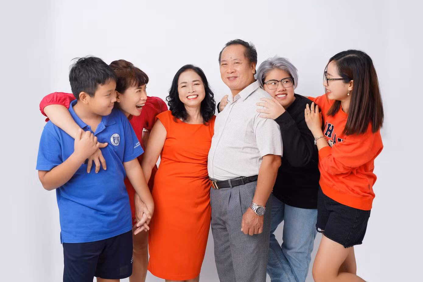 Còn gì tuyệt vời hơn một bức ảnh đầy đủ thành viên gia đình vào ngày Tết (Ảnh: PINY Studio)