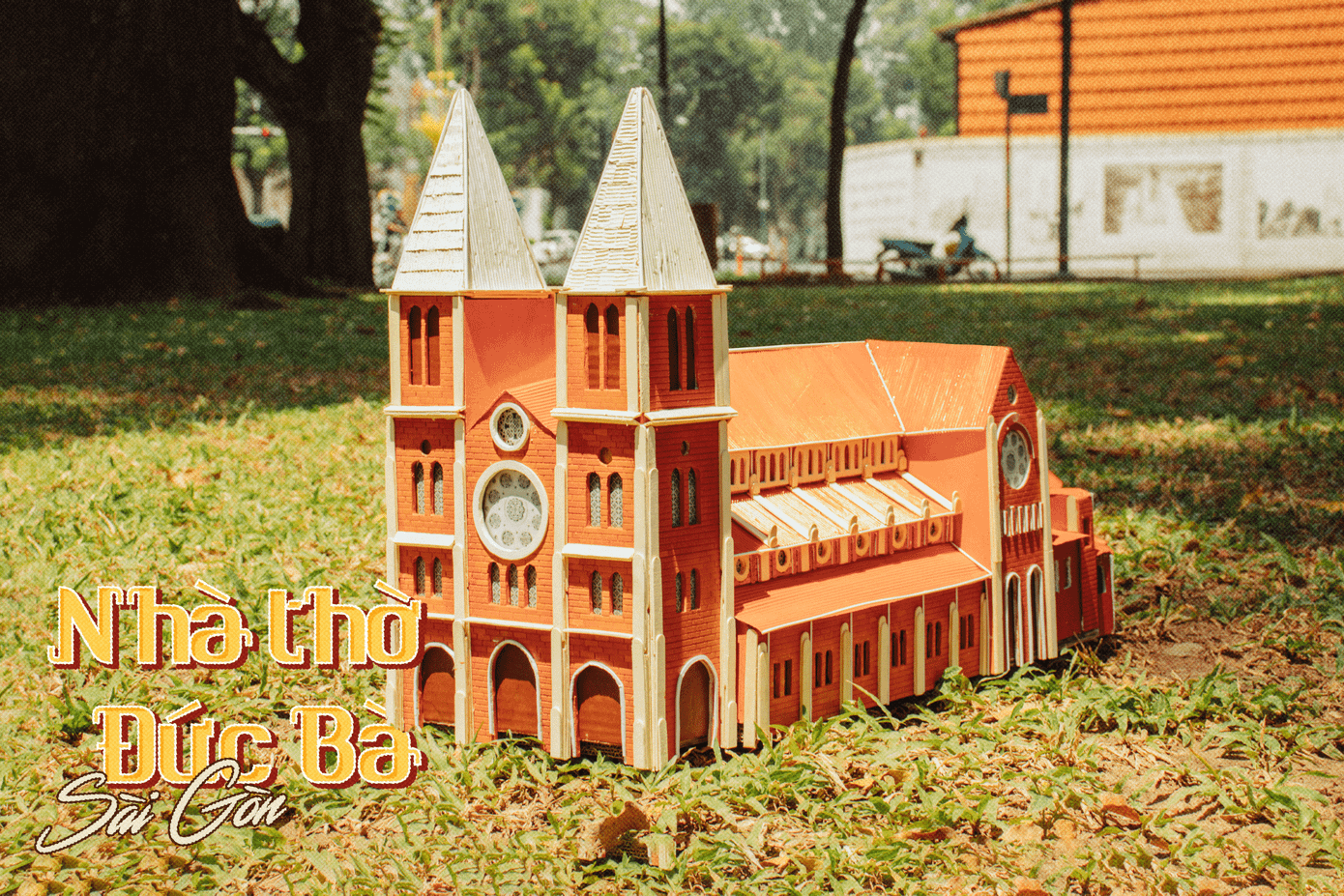Mô hình nhà thờ Đức Bà được tạo tác một cách tỉ mỉ đến từng chi tiết đến từ nhóm lớp 12A3.