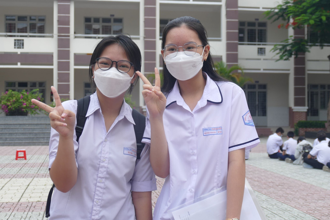 Sau hơn 120 phút làm bài, các sĩ tử 2K8 đã hoàn thành xong bài thi môn Ngữ Văn. Các bạn cho biết, đề thi tuy hơi dài nhưng nếu vững kĩ năng thì vẫn có thể thuận lợi làm. Ảnh: DN Sau hơn 120 phút làm bài, các sĩ tử 2K8 đã hoàn thành xong bài thi môn Ngữ Văn. Các bạn cho biết, đề thi tuy hơi dài nhưng nếu vững kĩ năng thì vẫn có thể thuận lợi làm. Ảnh: DN