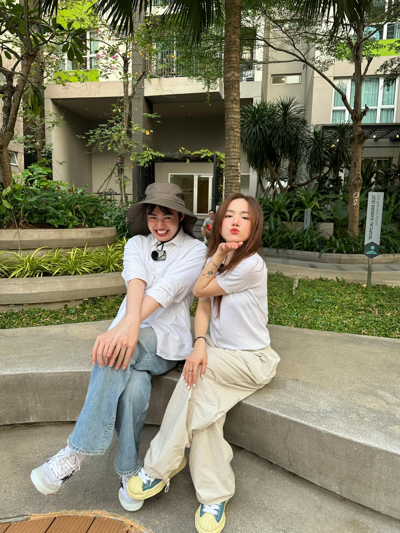 Khách mời lầy 1, "phóng viên" Tina Thảo Thi lầy 10.