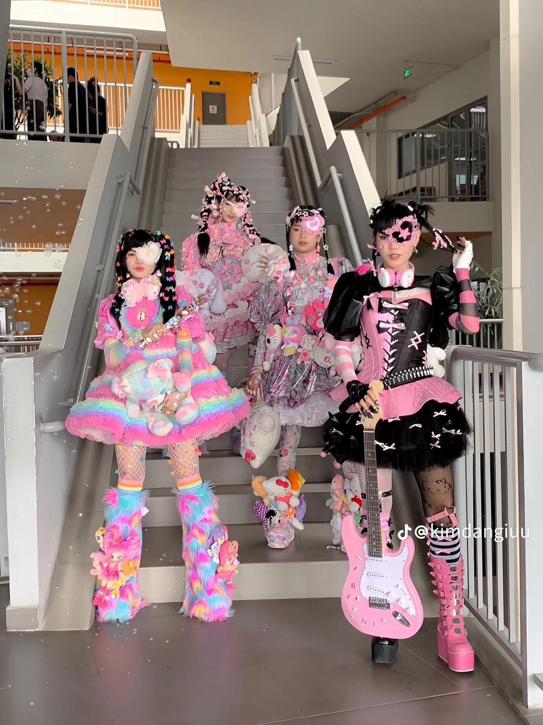 4 người mẫu diện trang phục đầy cá tính và màu sắc. Ảnh: @kimdangiuu 4 người mẫu diện trang phục đầy cá tính và màu sắc. Ảnh: @kimdangiuu