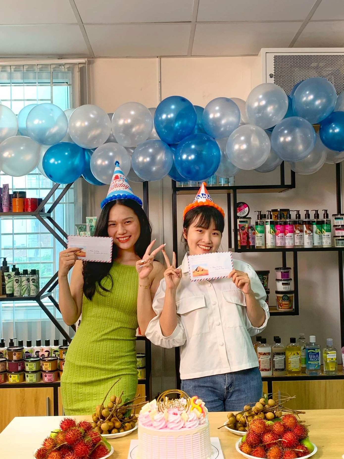 Bạn Minh Tú (áo trắng) vẫn mong muốn được đi làm ngay sau khi ra trường. Bạn Minh Tú (áo trắng) vẫn mong muốn được đi làm ngay sau khi ra trường.