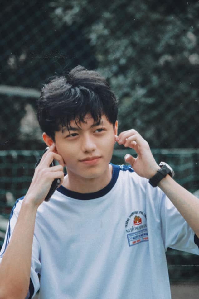 Anh Khoa chia sẻ bức ảnh từng chụp ở sân bóng rổ cũ vào năm lớp 11. Anh Khoa chia sẻ bức ảnh từng chụp ở sân bóng rổ cũ vào năm lớp 11.