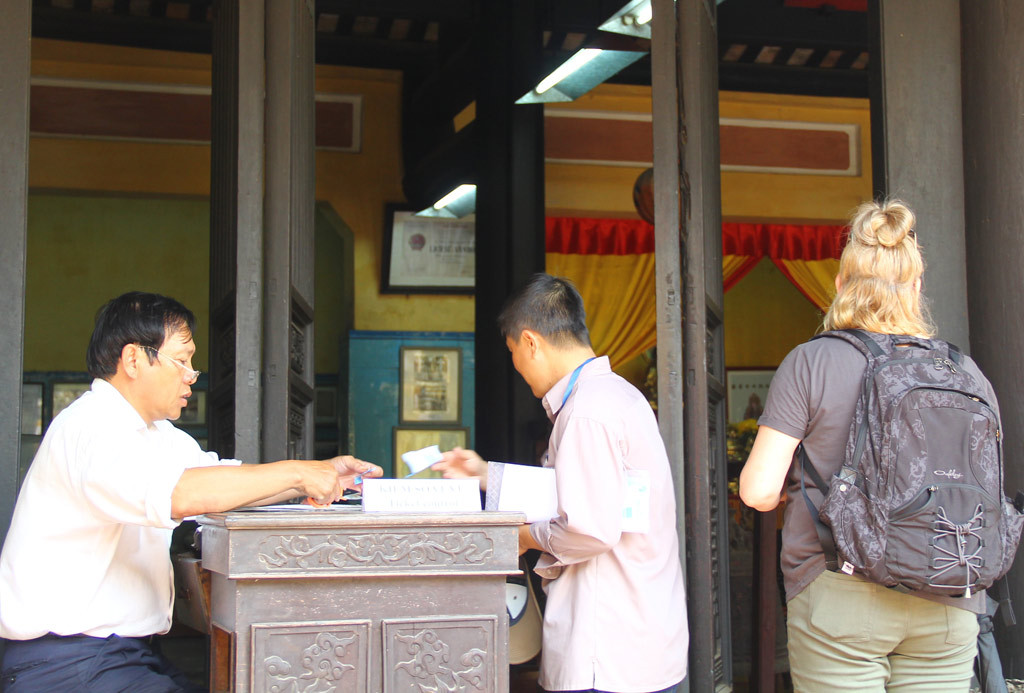 Khách tham quan đều phải mua vé khi vào phố cổ Hội An. Ảnh: Internet