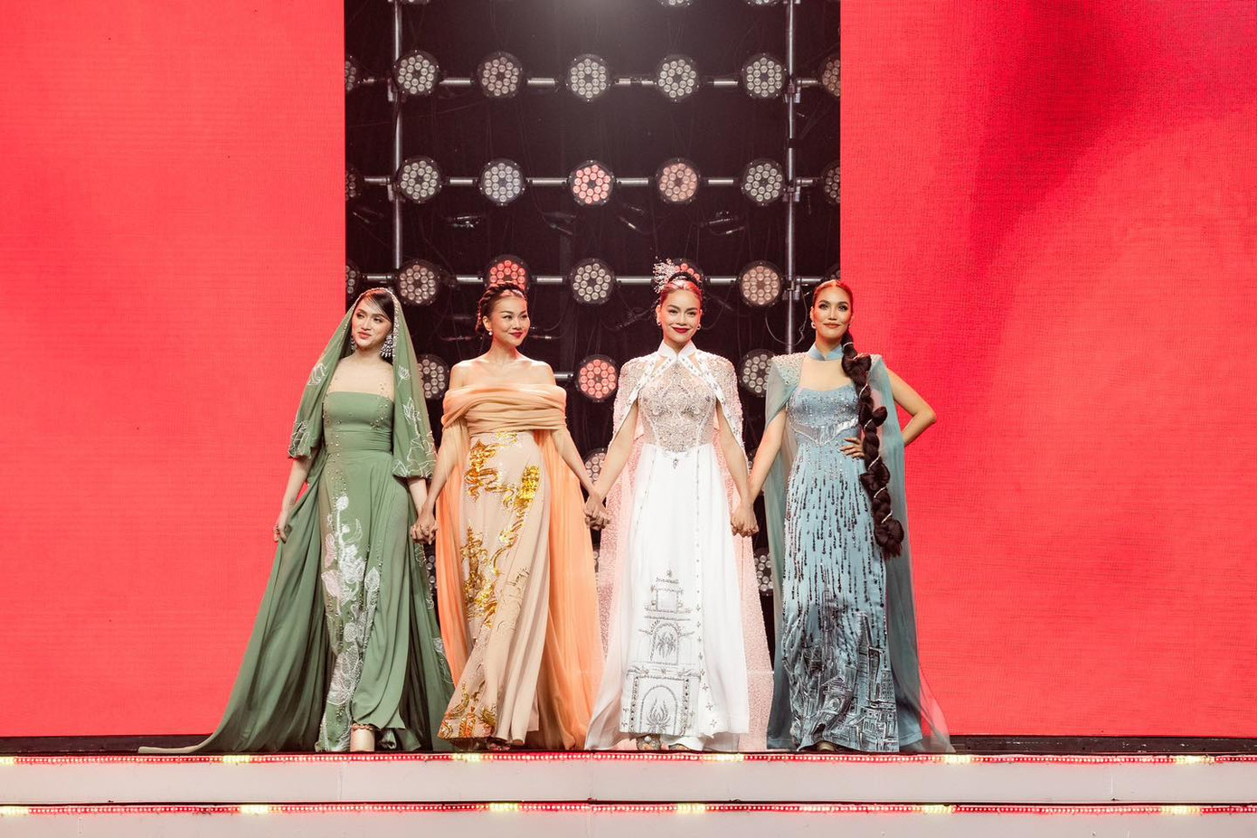 Màn xuất hiện của 4 Super mentor nhận được nhiều chú ý sau 7749 drama "nảy lửa".