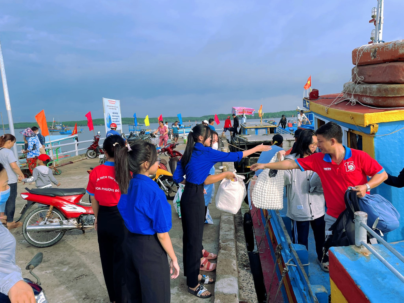 Bên cạnh các tỉnh thành phố, hoạt động còn diễn ra tại các vùng biển đảo và các nước bạn.