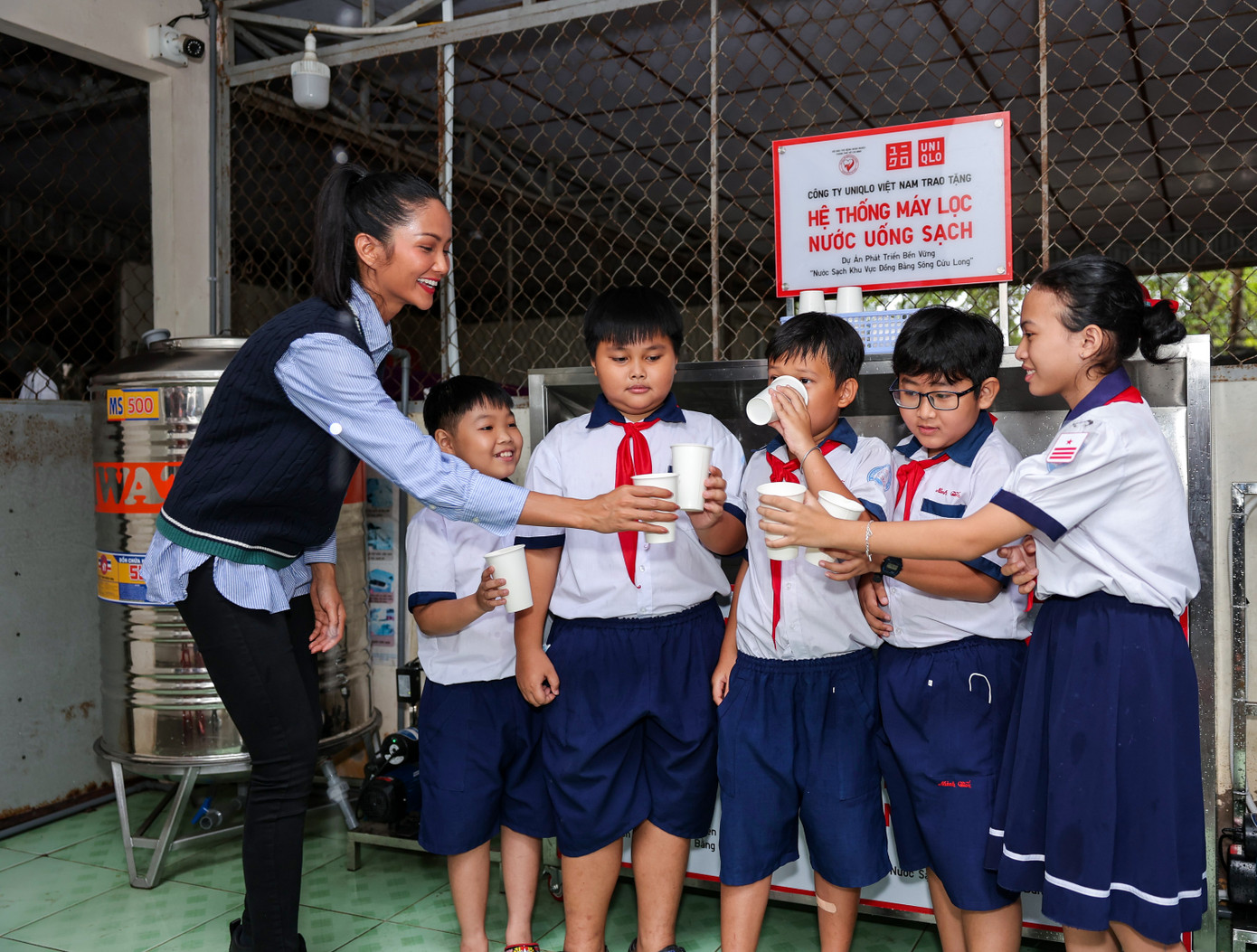 Hoa hậu H&apos;Hen Niê và các em học sinh tại tỉnh Bến Tre đều rất hào hứng trước hệ thống lọc nước sạch, giúp đảm bảo sức khỏe trong thời gian tới.