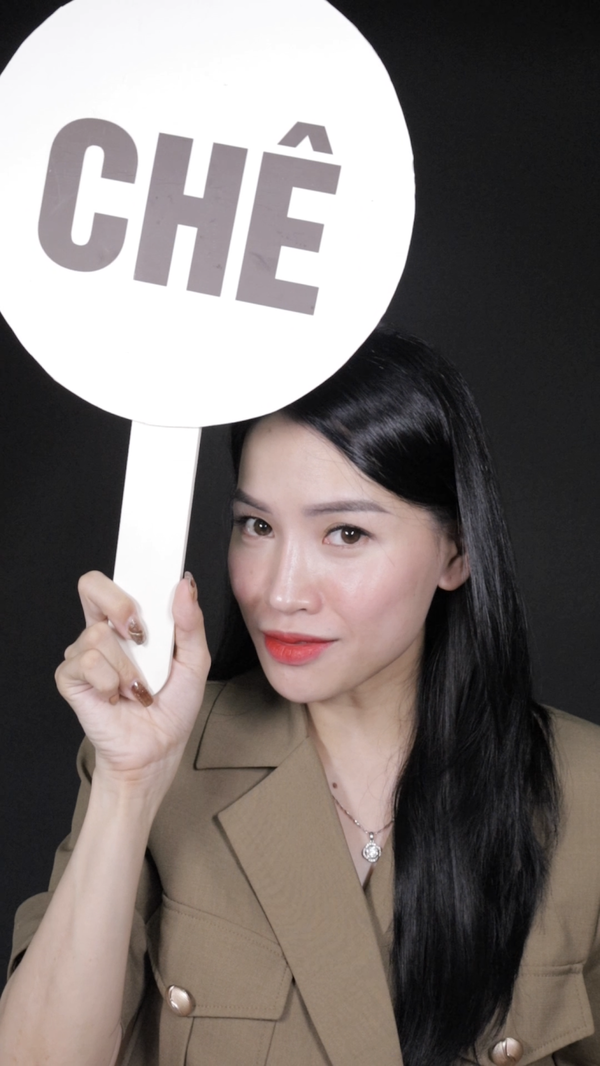 Hà Linh với những màn khen - chê thẳng thắn trong các video review của mình. Hà Linh với những màn khen - chê thẳng thắn trong các video review của mình.