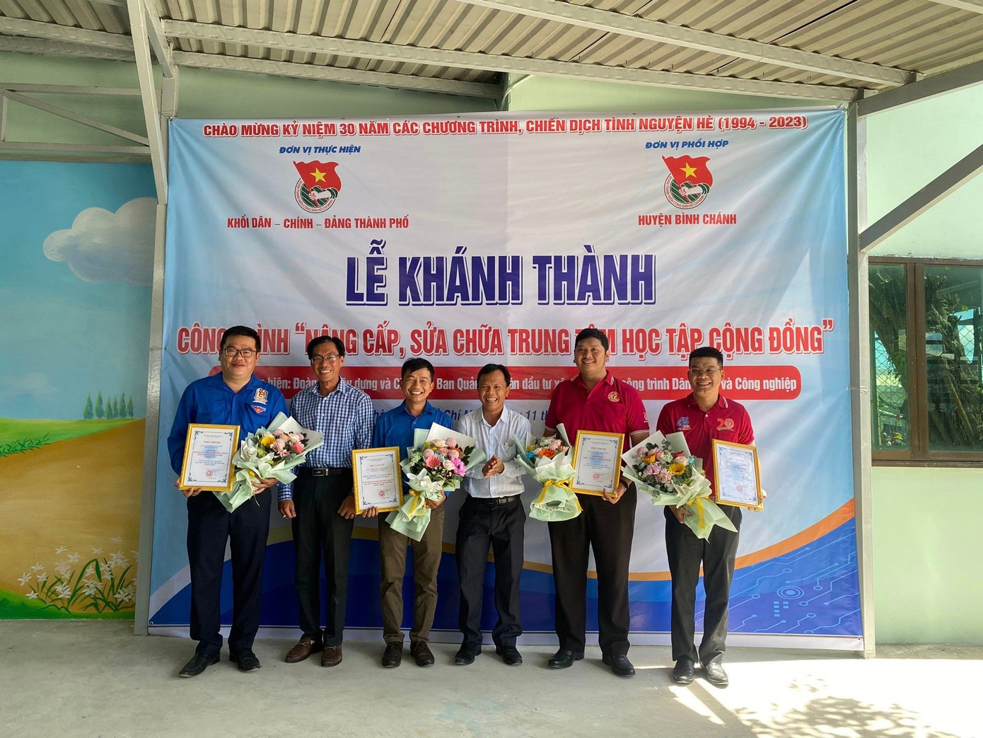 Các chiến sĩ cũng tham gia trao tặng, nâng cấp, sửa chữ các công trình cộng đồng.