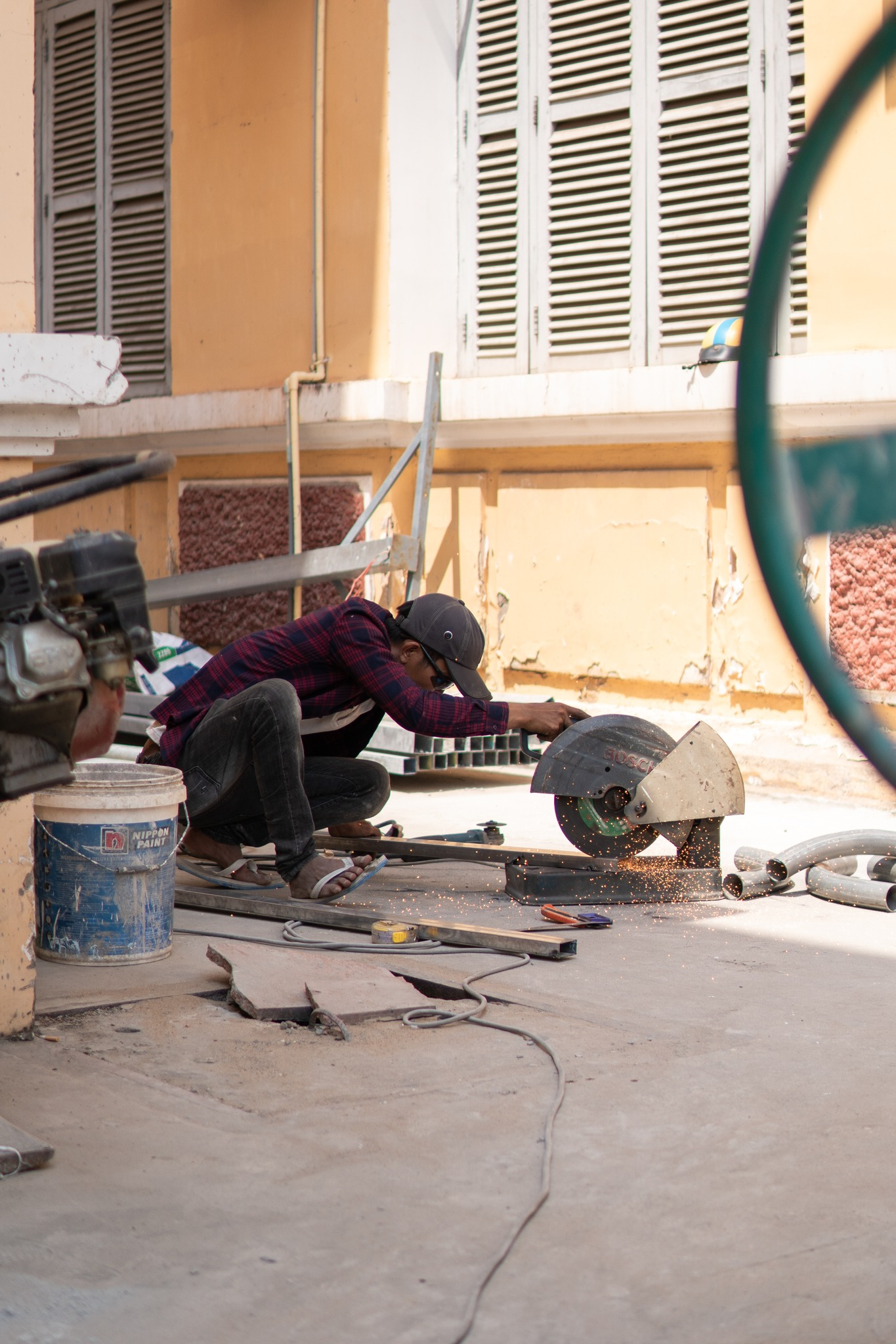 Để cho ra những view xịn như trên mạng, quá trình thi công cũng tốn không ít công sức của không chỉ các thợ xây mà còn cả các… bạn học sinh. Để cho ra những view xịn như trên mạng, quá trình thi công cũng tốn không ít công sức của không chỉ các thợ xây mà còn cả các… bạn học sinh.