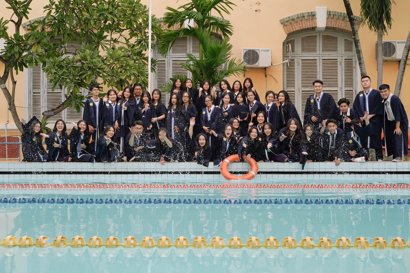 Chiếc view hồ bơi huyền thoại của trường từ trước khi “tút tát”. Chiếc view hồ bơi huyền thoại của trường từ trước khi “tút tát”.